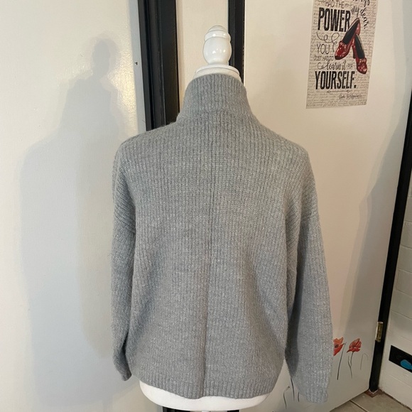 Grey with silver ribbed turtle neck sweater with bejeweling silver and pearl - Picture 5 of 8